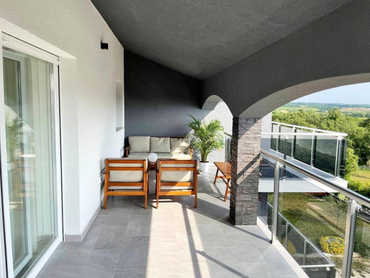 Black Diamond Apartment Vilanija Экстерьер фото