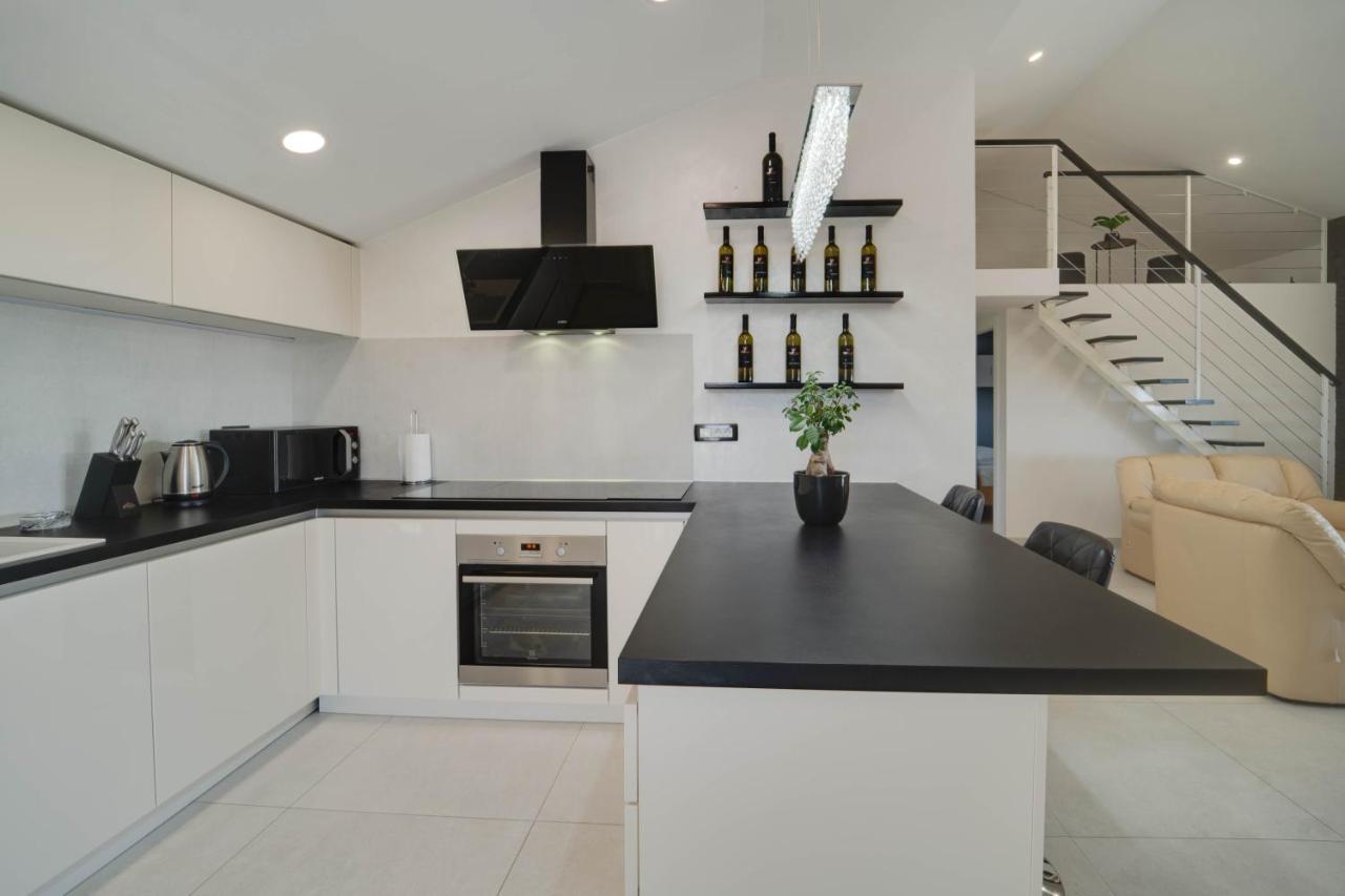 Black Diamond Apartment Vilanija Экстерьер фото